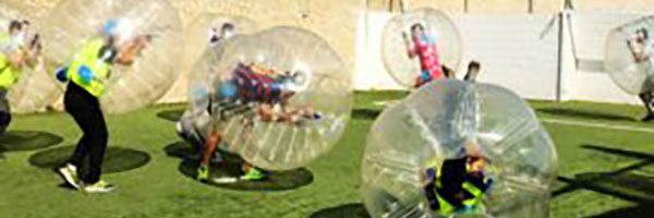 amigos jugando a futbol burbuja alicante